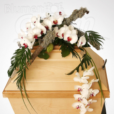 Sarg mit Blumenschmuck