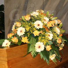Sarg mit Blumenschmuck