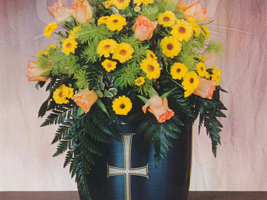 Urne mit Blumenschmuck