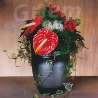 Urne mit Blumenschmuck
