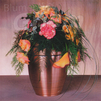 Urne mit Blumenschmuck