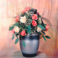 Urne mit Blumenschmuck