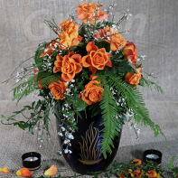 Urne mit Blumenschmuck
