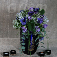 Urne mit Blumenschmuck