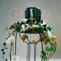 Urne mit Blumenschmuck