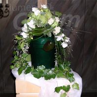 Urne mit Blumenschmuck