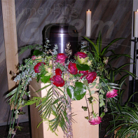 Urne mit Blumenschmuck