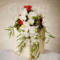 Urne mit Blumenschmuck