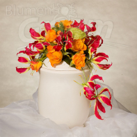 Urne mit Blumenschmuck