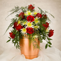 Urne mit Blumenschmuck