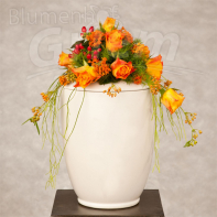 Urne mit Blumenschmuck