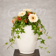 Urne mit Blumenschmuck