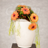 Urne mit Blumenschmuck