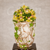 Urne mit Blumenschmuck