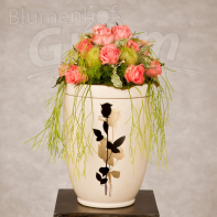 Urne mit Blumenschmuck