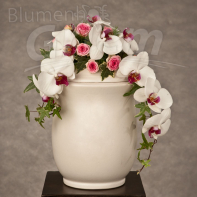 Urne mit Blumenschmuck