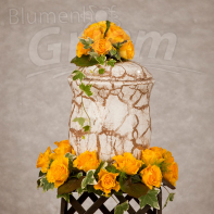 Urne mit Blumenschmuck