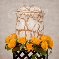 Urne mit Blumenschmuck