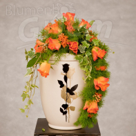 Urne mit Blumenschmuck