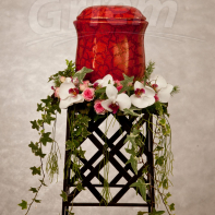 Urne mit Blumenschmuck