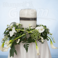 Urne mit Blumenschmuck