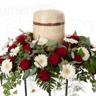 Urne mit Blumenschmuck