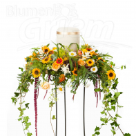 Urne mit Blumenschmuck